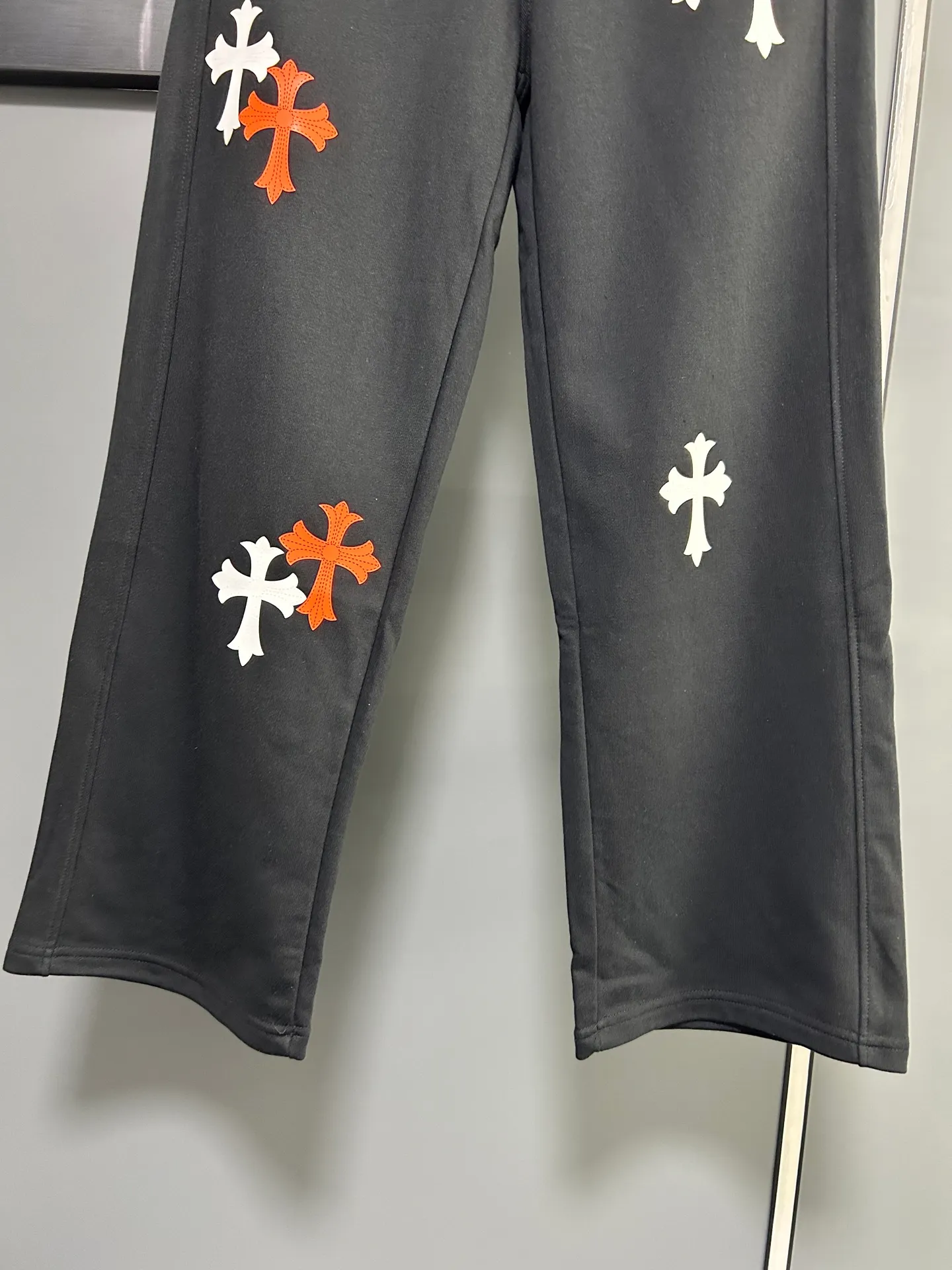 P220 Chrome Hearts 25 new colorful cross-mark loose straight trousers 2025 autumn and winter new embroidered elastic band casual trousers, customized fabrics at the counter. Made of 400g high-version terry fabric, with high breathability and comfort, impeccable details, no pilling and no deformation, brand element design concept, reflecting high quality. It feels delicate and soft! It presents casual tailoring, the same style for men and women, and the upper body shape is awesome! Size: S M L XL Color: Gray